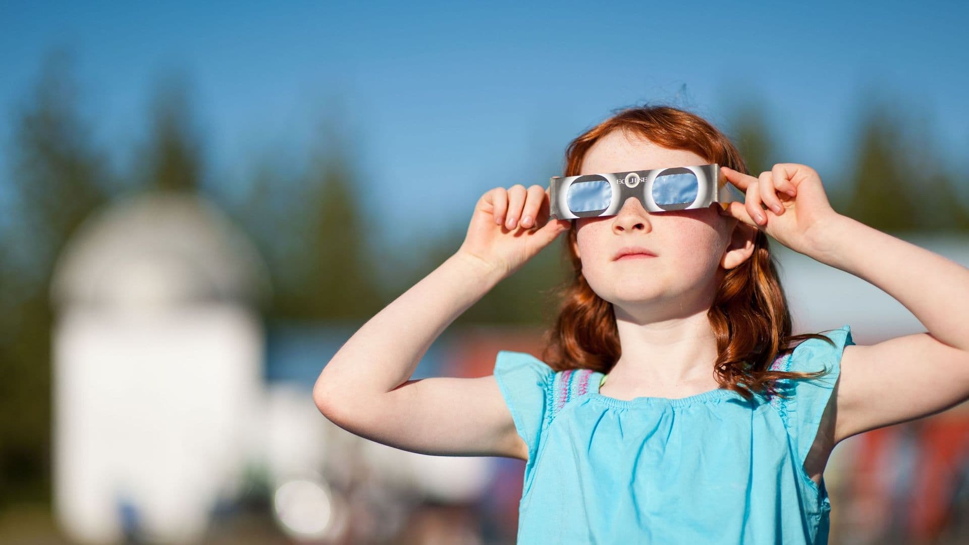 Des lunettes pour observer l’éclipse du 12 août 2026